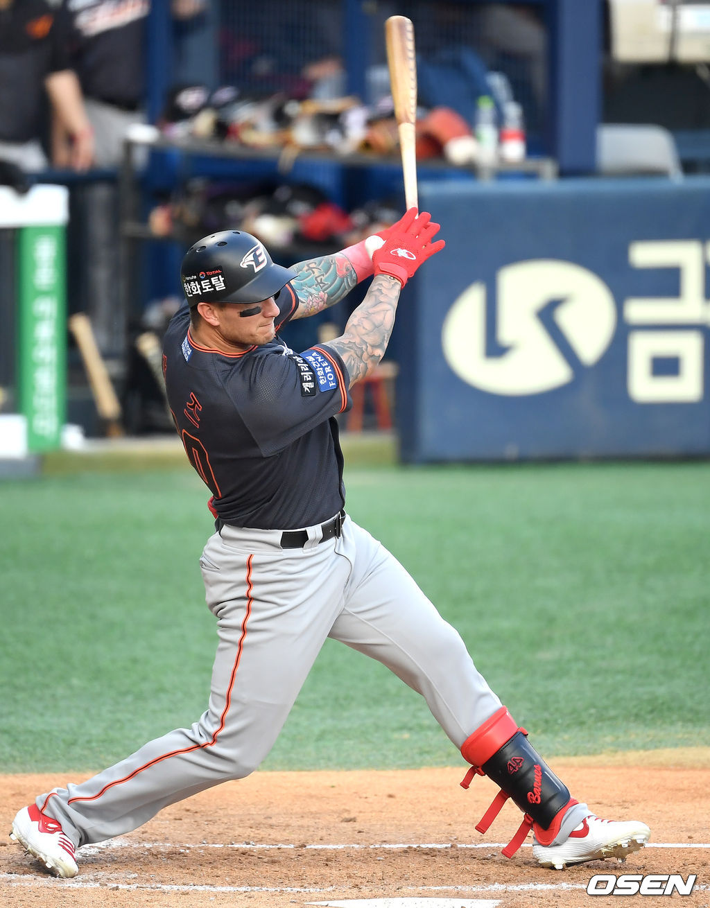 18일 오후 서울 잠실야구장에서 ‘2020 신한은행 SOL KBO리그’ LG 트윈스와 한화 이글스의 경기가 열렸다.4회초 1사 한화 반즈가 우중간 2루타를 때려내고 있다. /cej@osen.co.kr