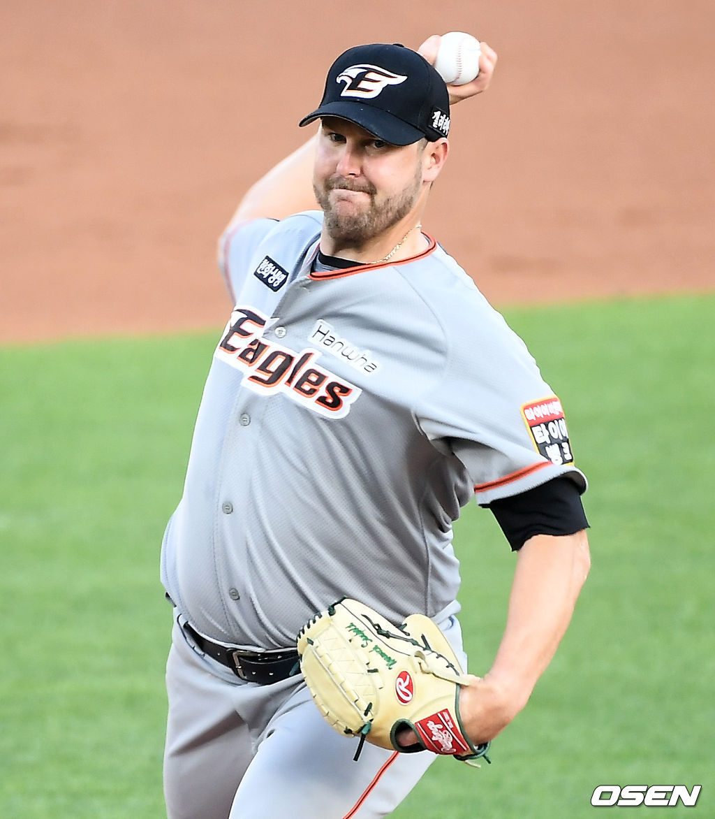 한화 선발투수 서폴드가 마운드에 올라 힘차게 공을 뿌리고 있다./ksl0919@osen.co.kr