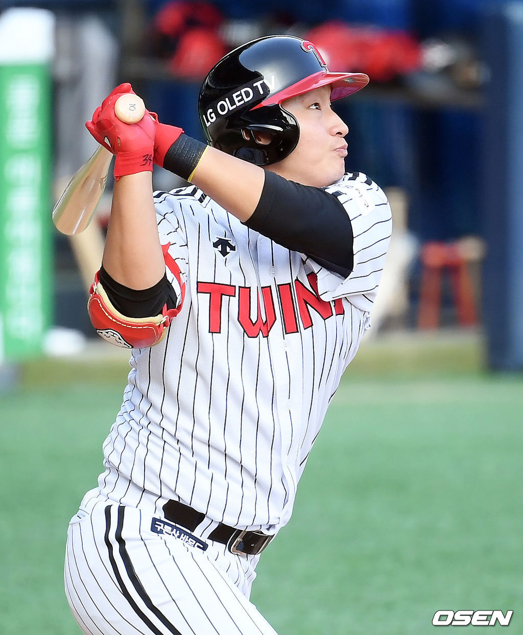 18일 오후 서울 잠실야구장에서 ‘2020 신한은행 SOL KBO리그’ LG 트윈스와 한화 이글스의 경기가 열렸다.2회말 LG 선두타자 김호은이 선취 우월 솔로 홈런을 때려내고 있다. /cej@osen.co.kr