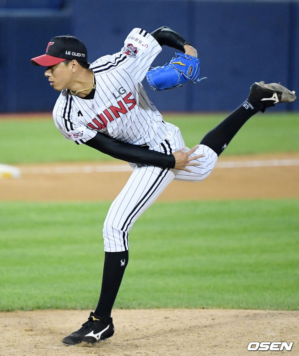 9회초 마운드에 오른 LG 정우영이 힘차게 공을 뿌리고 있다./ rumi@osen.co.kr