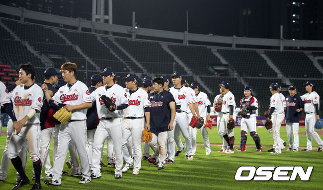 롯데가 전날 패배를 설욕하며 시리즈를 원점으로 만들었다.롯데는 11일 부산 사직구장에서 열린 ‘2020 신한은행 SOL KBO리그’ 정규리그 두산 베어스와의 시즌 8차전 경기에서 5-4로 승리를 거뒀다. 이로써 롯데는 전날 5-10 패배를 설욕했고 시즌 성적 27승29패를 만들었다. 반면, 두산은 34승24패가 됐다.경기 종료 후 롯데 선수들이 승리의 기쁨을 나누고 있다./sunday@osen.co.kr