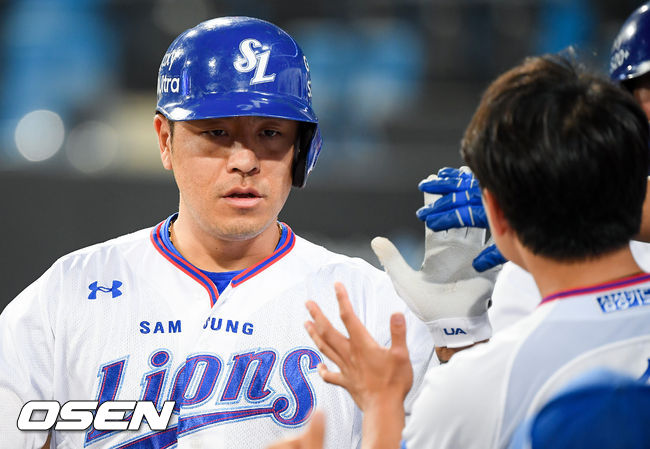 17일 오후 대구삼성라이온즈파크에서 KBO리그 삼성 라이온즈와 롯데 자이언츠의 경기가 진행됐다.5회말 2사 3루 삼성 강민호가 2점 홈런을 날리고 동료들의 축하를 받고 있다. /  soul1014@osen.co.kr