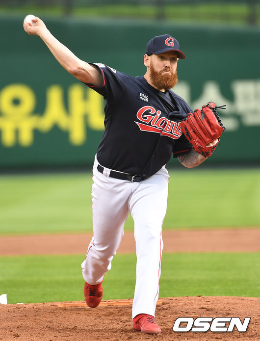 8일 대전 한화생명이글스파크에서 ‘2020 신한은행 SOL KBO리그’ 한화 이글스와 롯데 자이언츠의 경기가 열렸다.롯데 선발 스트레일리가 힘차게 공을 뿌리고 있다. / dreamer@osen.co.kr