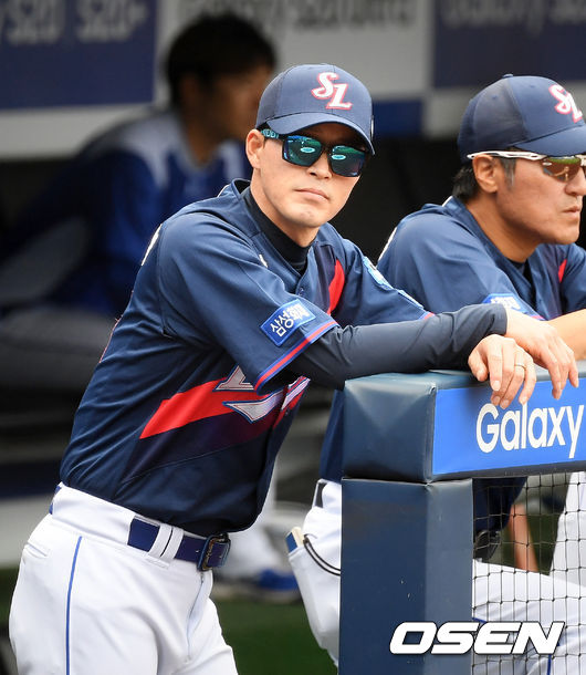 삼성 허삼영 감독이 덕아웃에서 경기를 주시하고 있다./ rumi@osen.co.kr