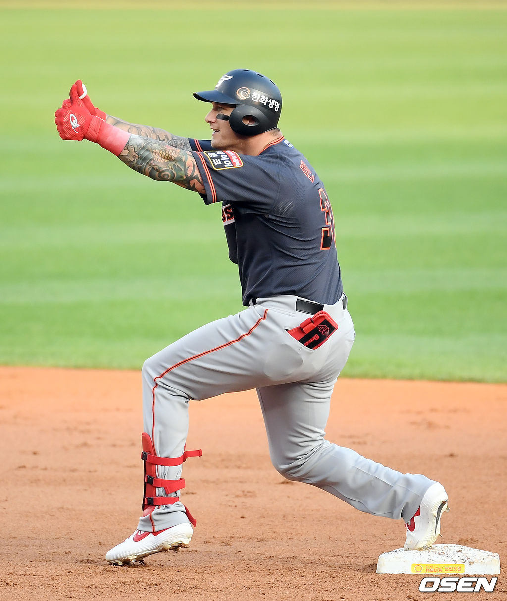 한화 반즈가 우중간 2루타를 때려낸 뒤 세리머니를 하고 있다. /cej@osen.co.kr