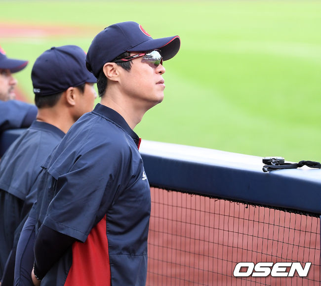 롯데 허문회 감독이 덕아웃에서 경기를 주시하고 있다. / rumi@osen.co.kr