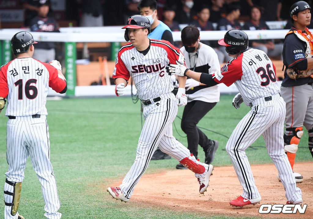 1회말 2사 1루 LG 김현수가 역전 2점 홈런을 날리고 동료들의 축하를 받고 있다. / soul1014@osen.co.kr