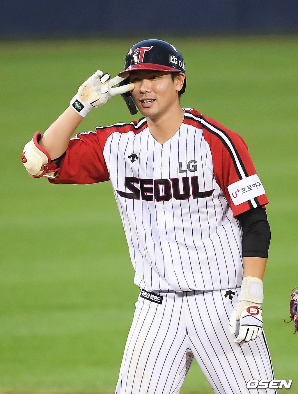 19일 오후 서울 잠실구장에서 KBO리그 LG 트윈스와 한화 이글스의 경기가 진행됐다. 8회말 1사 1,2루 LG 홍창기가 재역전 1타점 적시 2루타를 날리고 세리머니를 하고 있다.   / soul1014@osen.co.kr