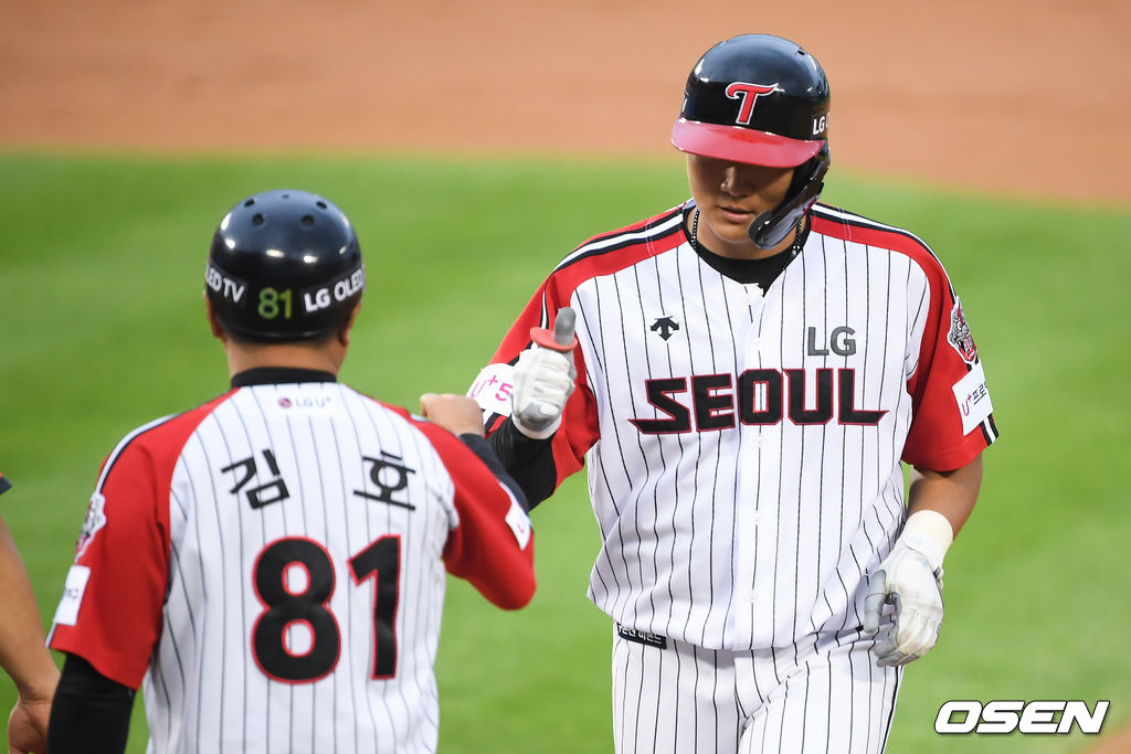 8회말 1사 LG 이재원이 안타를 날리고 김호 코치와 하이파이브를 하고 있다.  / soul1014@osen.co.kr