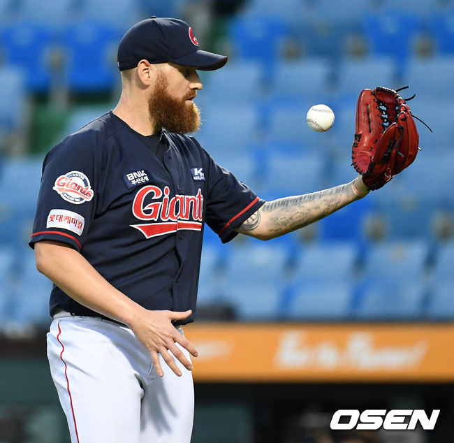 8일 대전 한화생명이글스파크에서 ‘2020 신한은행 SOL KBO리그’ 한화 이글스와 롯데 자이언츠의 경기가 열렸다.4회말 2사 만루 상황 롯데 선발 스트레일리가 포수에게 공을 건네받고 있다. / dreamer@osen.co.kr