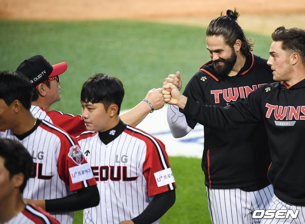 경기종료 후 LG 류중일 감독이 켈리와 하이파이브를 하고 있다. / soul1014@osen.co.kr