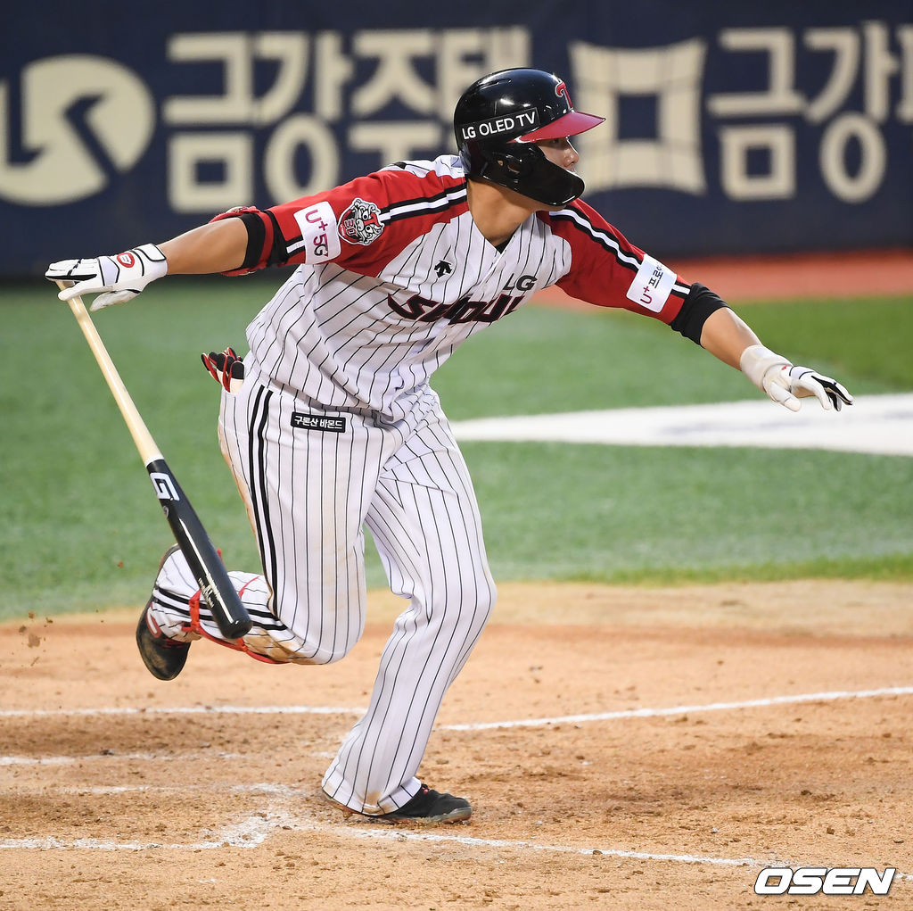 19일 오후 서울 잠실구장에서 KBO리그 LG 트윈스와 한화 이글스의 경기가 진행됐다. 8회말 1사 1,2루 LG 홍창기가 재역전 1타점 적시 2루타를 날리고 있다. / soul1014@osen.co.kr