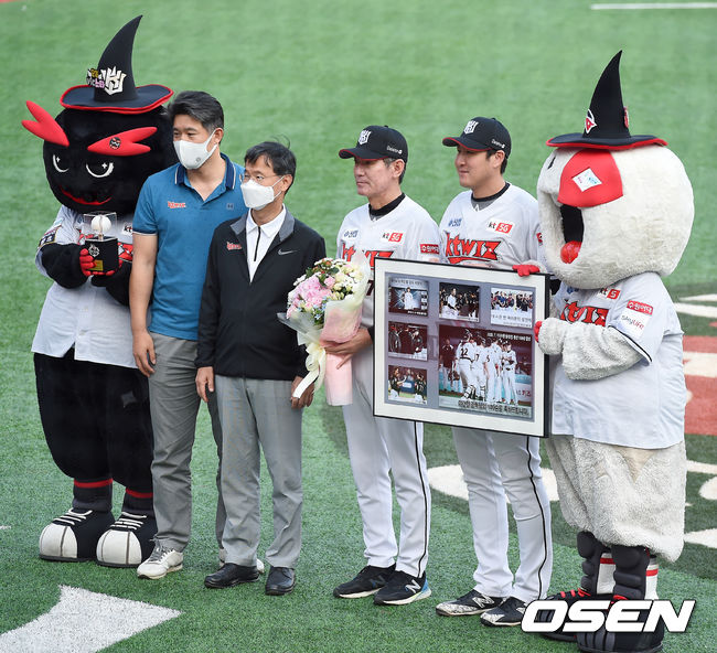 16일 오후 수원 KT위즈파크에서 '2020 신한은행 SOL KBO리그' KT 위즈와 한화 이글스의 경기가 열렸다.KT 이강철 감독 100승 기념식에서 KT 스포츠 남상봉 사장, 이숭용 단장, 이강철 감독, 유한준이 포토타임을 갖고 있다. /youngrae@osen.co.kr