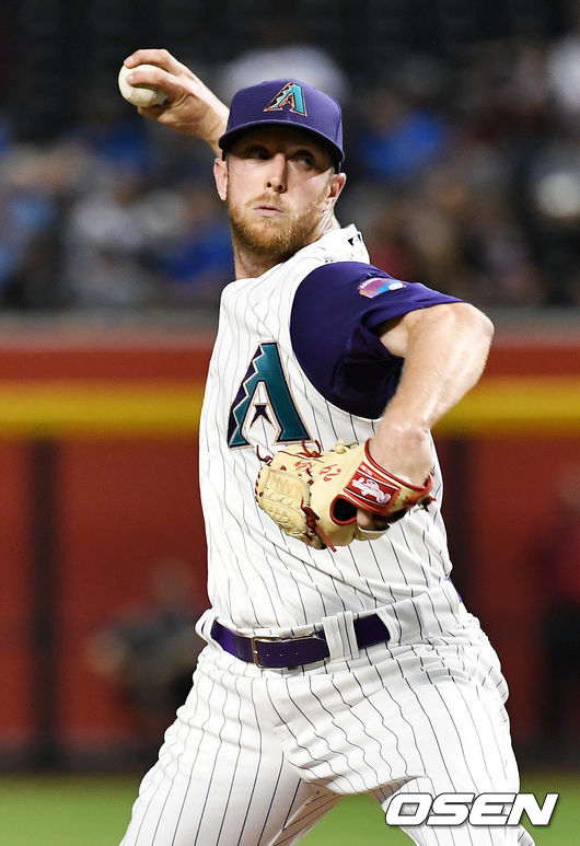 애리조나 선발 메릴 켈리가 마운드 위에서 힘차게 공을 뿌리고 있다. /dreamer@osen.co.kr