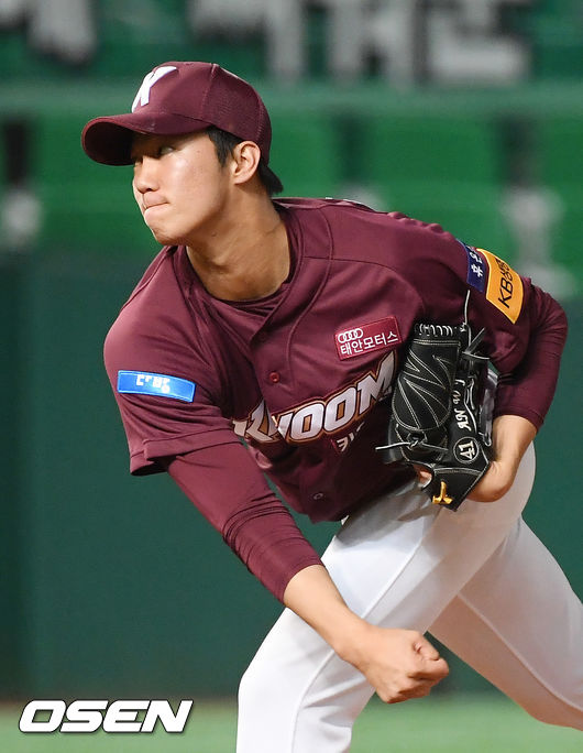 7회말 2사 주자 1루 SK 고종욱 타석에서 마운드에 오른 키움 안우진이 힘차게 공을 뿌리고 있다./ rumi@osen.co.kr