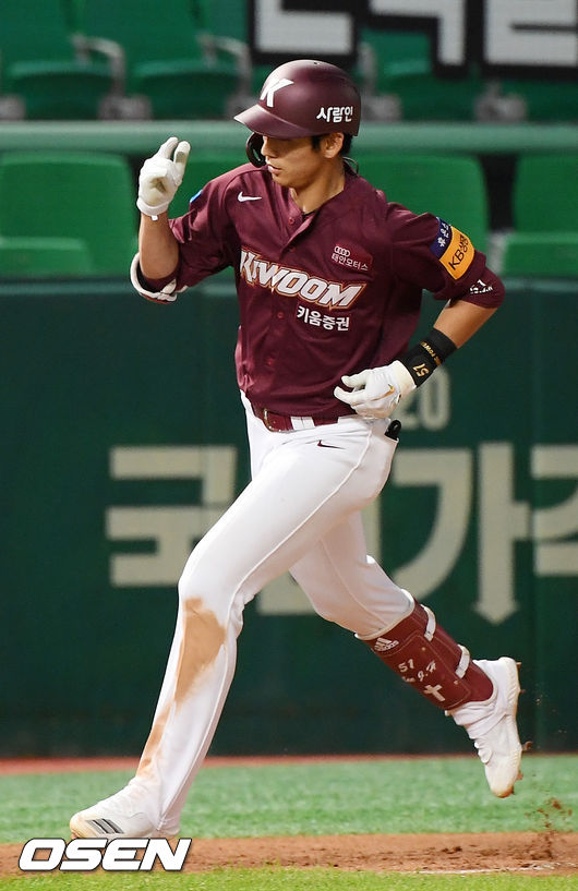 4회초 무사 주자 1,2루 키움 이정후가 달아나는 스리런 홈런을 날린 후 그라운드를 돌고 있다./ rumi@osen.co.kr