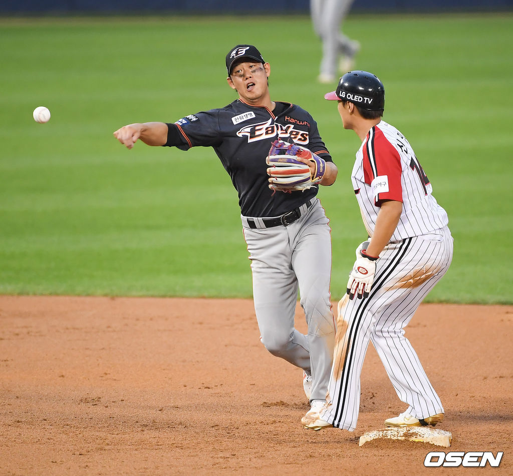 19일 오후 서울 잠실구장에서 KBO리그 LG 트윈스와 한화 이글스의 경기가 진행됐다. 8회말 1사 1루 LG 정주현의 내야땅볼때 하주석 유격수가 송구실책하고 있다.  / soul1014@osen.co.kr