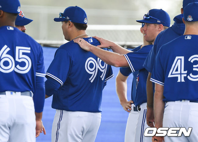 토론토 체이스 앤더슨이 류현진의 어깨를 주물고 있다. /  soul1014@osen.co.kr