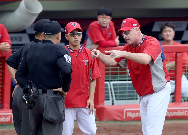 비디오판독 요청을 심판진이 받아들이지 않자 맷 윌리엄스 KIA 타이거즈 감독이 항의를 하고 있다. /KIA 타이거즈 제공.