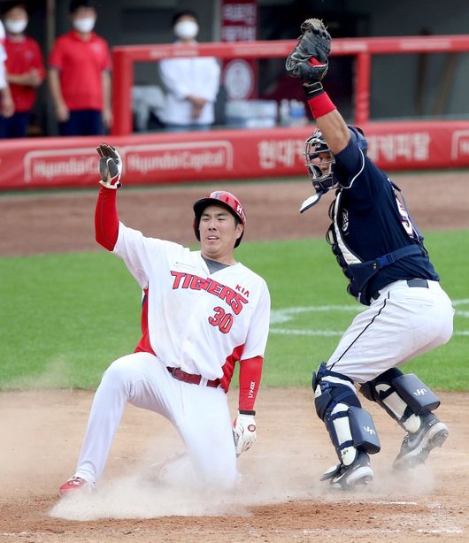 KIA 4회말 3루 주자 유민상이 박찬호의 우전안타 때 타구판단 실수로 인해 홈에서 아웃되고 있다./KIA 타이거즈 제공.