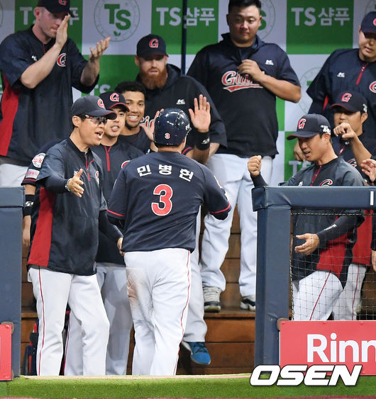 16일 오후 서울 고척스카이돔에서 ‘2020 신한은행 SOL KBO리그’ 키움 히어로즈와 롯데 자이언츠의 경기가 열렸다.5회초 2사 주자 2루 롯데 김동한 타석에서 키움 선발 요키시의 폭투를 틈타 롯데 민병헌이 홈으로 몸을 날려 세이프 된 후 덕아웃에서 축하를 받고 있다./ rumi@osen.co.kr