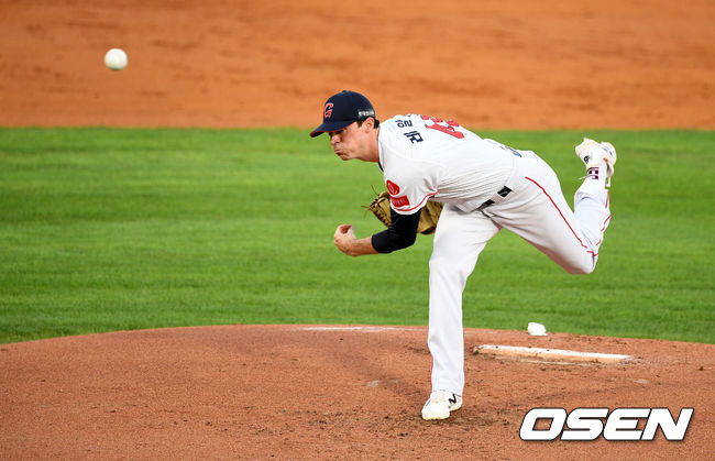 14일 오후 부산 사직야구장에서 열린 '2018 신한은행 MYCAR KBO리그' 롯데 자이언츠와 한화 이글스의 경기, 2회초 롯데 레일리가 역투하고 있다. /jpnews@osen.co.kr