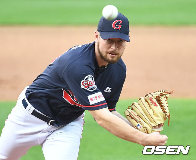 롯데 선발 샘슨이 힘차게 공을 뿌리고 있다. /dreamer@osen.co.kr