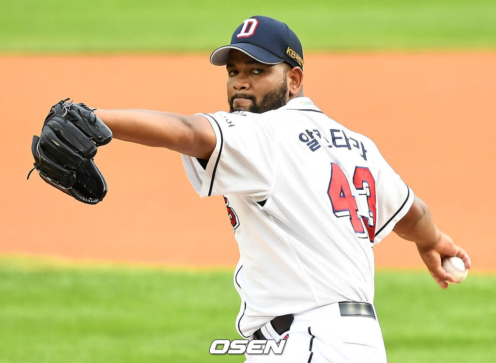 두산 선발 알칸타라가 힘차게 공을 뿌리고 있다. / dreamer@osen.co.kr