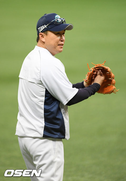 NC 이동욱 감독이 선수들과 캐치볼을 하기 위해 글러브를 끼고 걸어나오고 있다./ rumi@osen.co.kr