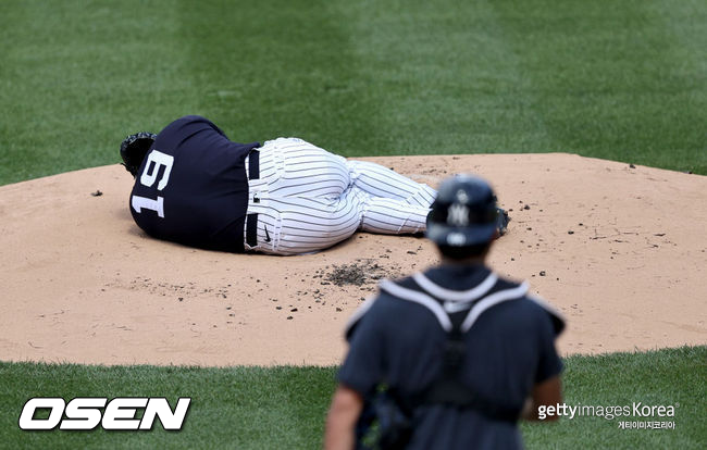 [사진] 지난 5일 스탠튼의 타구에 머리를 맞고 쓰러진 다나카. ⓒGettyimages(무단전재 및 재배포 금지)