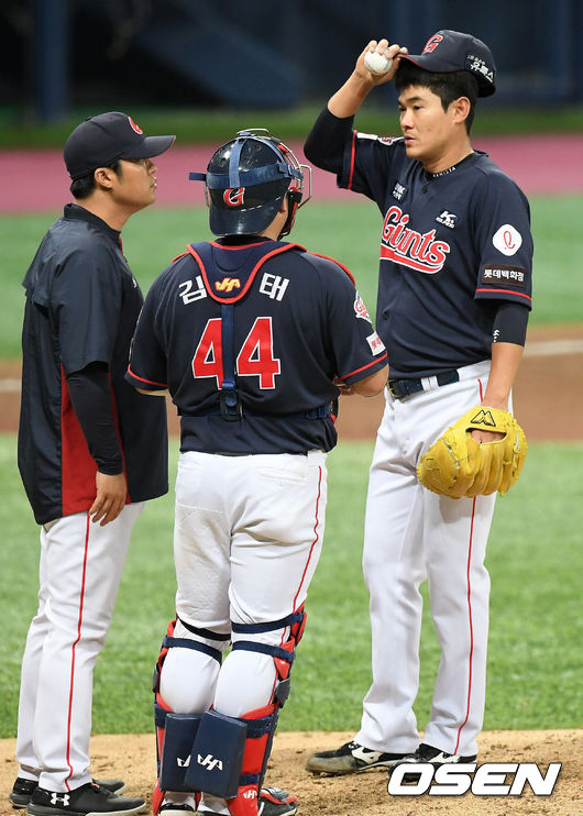 16일 오후 서울 고척스카이돔에서 ‘2020 신한은행 SOL KBO리그’ 키움 히어로즈와 롯데 자이언츠의 경기가 열렸다.6회말 2사 주자 2루 키움 김하성 타석에서 노병오 코치가 마운드에 올라 선발 노경은과 얘기를 나누고 있다./ rumi@osen.co.kr