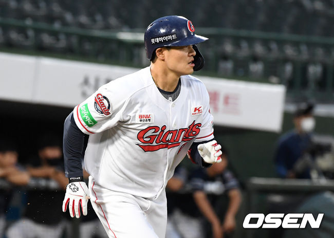 11일 오후 부산 사직야구장에서 2020 KBO리그 롯데 자이언츠와 두산 베어스의 경기가 열렸다.4회말 1사 2,3루에서 롯데 민병헌이 중전 2타점 적시타를 치고 그라운드를 달리고 있다. /sunday@osen.co.kr