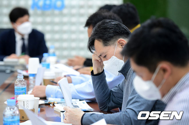 삼성 홍준학 단장이 회의 자료를 살피고 있다. /jpnews@osen.co.kr