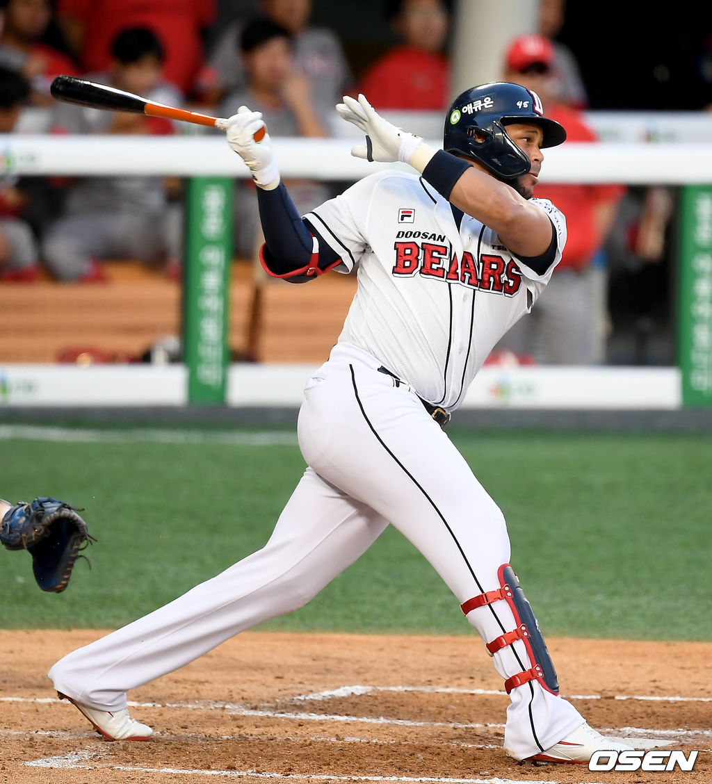 16일 오후 서울 잠실야구장에서 ‘2020 신한은행 SOL KBO 리그’ 두산 베어스와 SK 와이번스의 경기가 열렸다.3회말 2사 2루 두산 페르난데스가 1타점 적시타를 날리고 있다./ksl0919@osen.co.kr