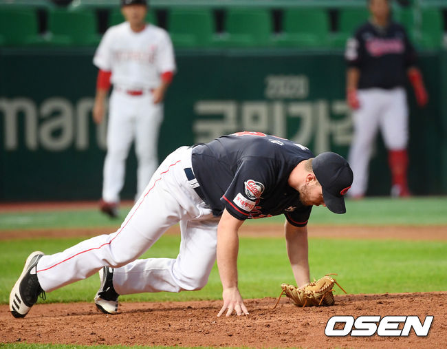 21일 오후 인천 SK행복드림구장에서 ‘2020 신한은행 SOL KBO리그’ SK 와이번스와 롯데 자이언츠의 경기가 열렸다.4회말 1사 주자 1루 SK 한동민 타석에서 1구를 던지며 넘어진 롯데 선발 샘슨이 고통을 호소하고 있다. / rumi@osen.co.kr