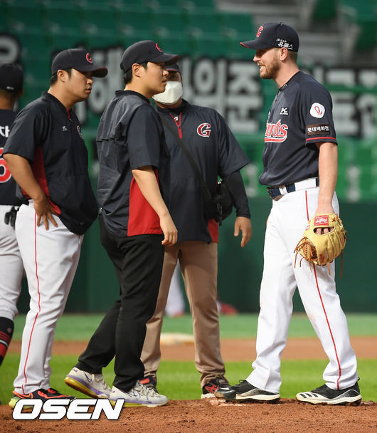 21일 오후 인천 SK행복드림구장에서 ‘2020 신한은행 SOL KBO리그’ SK 와이번스와 롯데 자이언츠의 경기가 열렸다.4회말 1사 주자 1루 SK 한동민 타석에서 1구를 던지며 넘어진 롯데 선발 샘슨이 마운드 위에서 고통을 호소하고 있다. / rumi@osen.co.kr