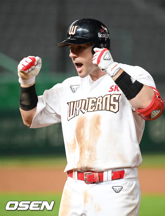 5회말 2사 주자 1루 SK 로맥이 우중간 안타를 날린 후 1루에서 기뻐하고 있다./ rumi@osen.co.kr