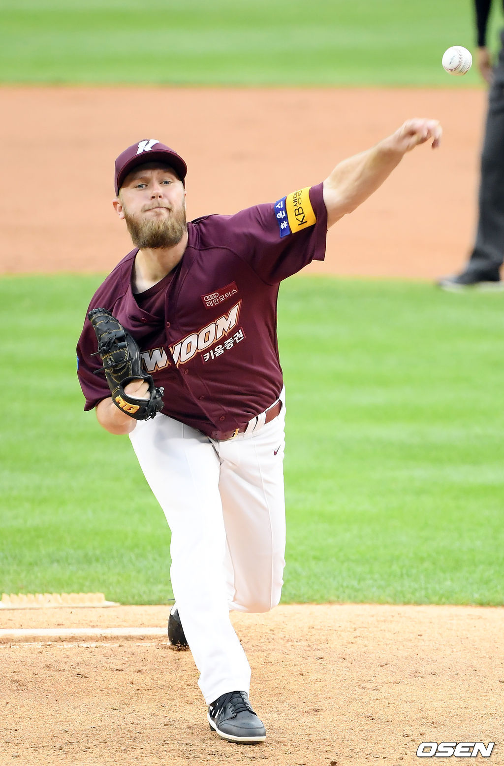 21일 오후 서울 잠실야구장에서 ‘2020 신한은행 SOL KBO리그’ 두산 베어스와 키움 히어로즈의 경기가 열렸다.1회말 마운드에 오른 키움 선발 요키시가 공을 뿌리고 있다. /cej@osen.co.kr