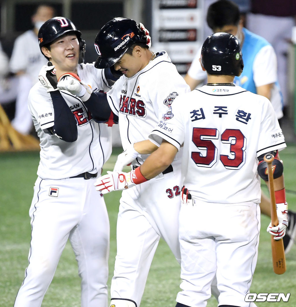 21일 오후 서울 잠실야구장에서 ‘2020 신한은행 SOL KBO리그’ 두산 베어스와 키움 히어로즈의 경기가 열렸다.6회말 2사 2루 두산 김재환이 우월 투런 홈런을 때려낸 뒤 홈에서 환영을 받고 있다. /cej@osen.co.kr