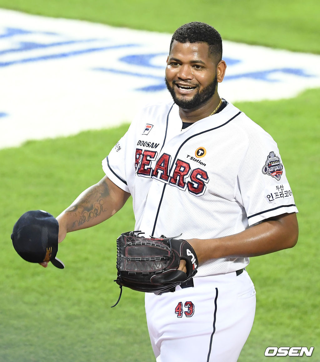 7회초 무실점으로 이닝을 마친 두산 선발 알칸타라가 미소를 지으며 더그아웃으로 향하고 있다. /cej@osen.co.kr