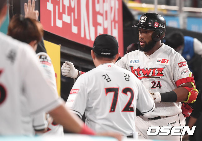 7회말 무사 KT 로하스가 동점 솔로 홈런을 때린 뒤 동료들과 기뻐하고 있다. /youngrae@osen.co.kr