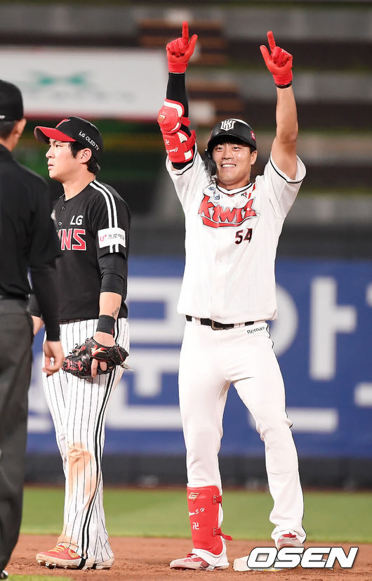 7회말 2사 2루 KT 천성호가 역전 적시타를 때린 뒤 세레머니를 하고 있다. /youngrae@osen.co.kr