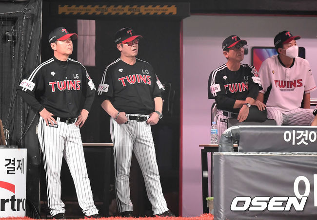 7회말 무사 LG 류중일 감독이 동점을 허용한 뒤 아쉬운 표정을 짓고 있다. /youngrae@osen.co.kr