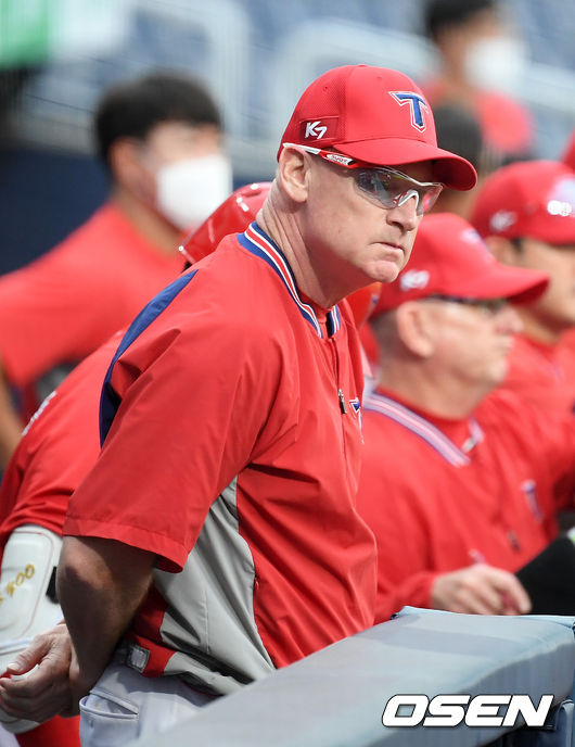 KIA 윌리엄스 감독이 덕아웃에서 그라운드를 바라보고 있다. / rumi@osen.co.kr