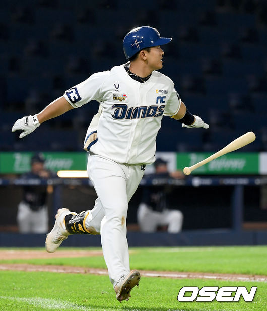 11일 창원NC파크에서 ‘2020 신한은행 SOL KBO리그’ NC 다이노스와 두산 베어스의 경기가 열렸다.5회말 2사 2루 NC 강진성이 2점 홈런을 날린 뒤 그라운드를 돌고 있다./ksl0919@osen.co.kr