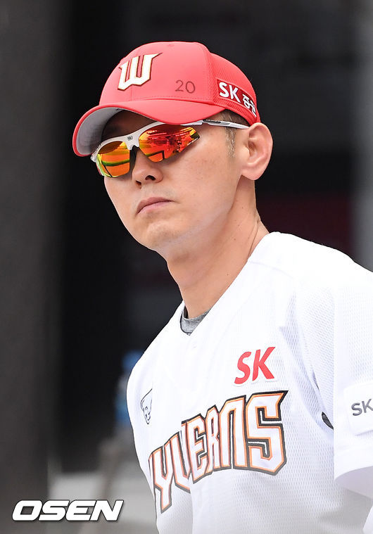 SK 박경완 감독 대행이 덕아웃에서 경기를 주시하고 있다. / rumi@osen.co.kr