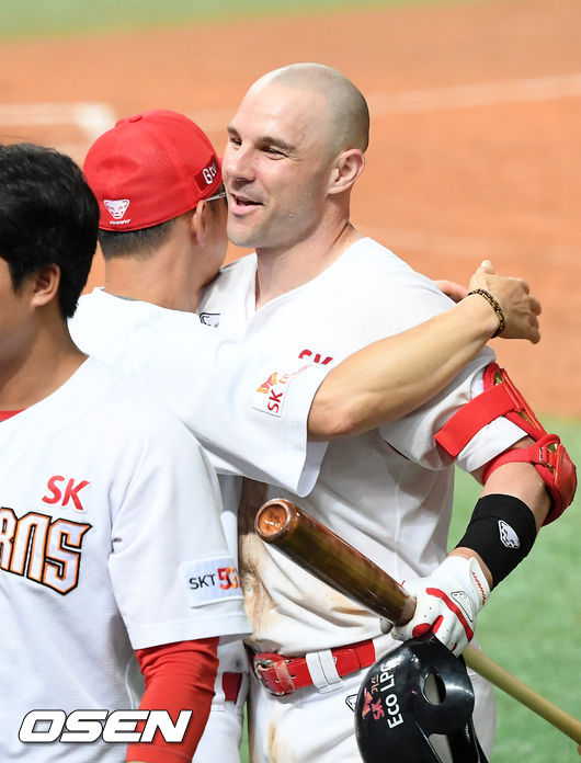 9회말 1사 주자 1루 SK 로맥이 중월 끝내기 투런 홈런을 날린 후 박경완 감독대행과 포옹을 하고 있다. / rumi@osen.co.kr
