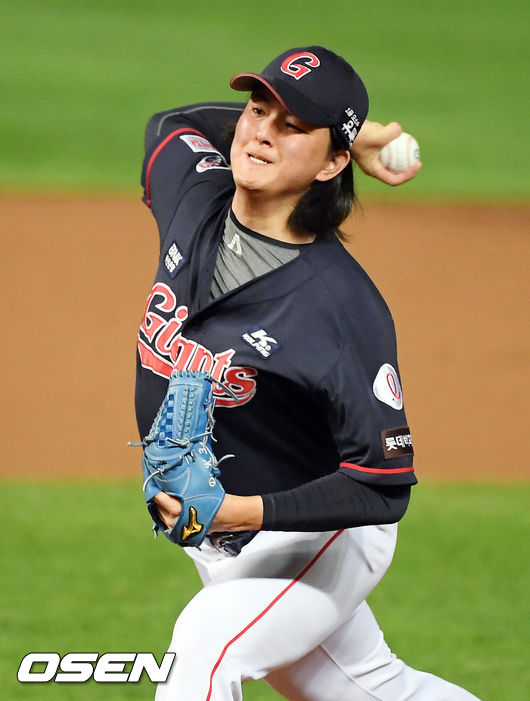 9회말 마운드에 오른 롯데 김원중이 힘차게 공을 뿌리고 있다. / rumi@osen.co.kr