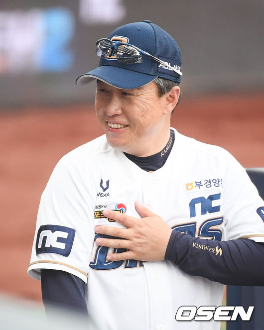 경기에 앞서 NC 이동욱 감독이 미소 짓고 있다. 이동욱 감독은 통산 99승으로 오늘 KBO 통산 45번째 100승에 도전한다. / soul1014@osen.co.kr