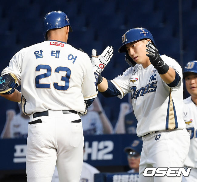 4회말 무사 주자 1루 NC 알테어가 선취 우월 투런홈런을 날린 후 홈을 밟으며 나성범과 하이파이브를 하고 있다. / rumi@osen.co.kr
